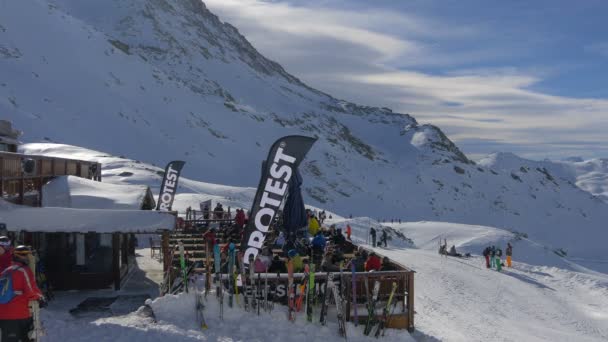 Menschen Auf Einer Terrasse Einem Skigebiet — Stockvideo