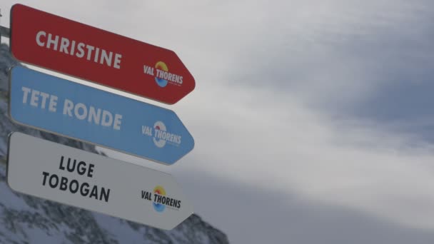 Riktningsskyltar Vid Val Thorens Skidort Frankrike — Stockvideo