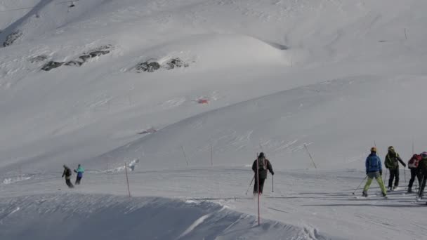 Nsanlar Kayak Pistinde Kayak Yapıyor — Stok video
