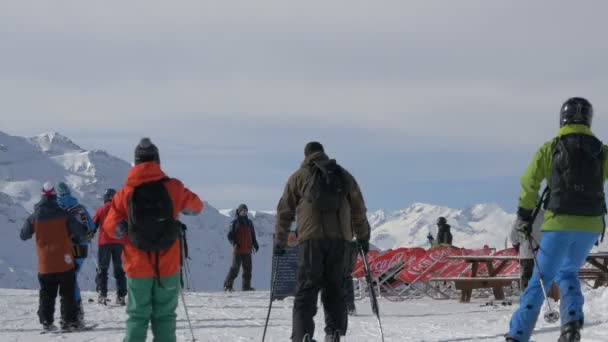 Skiërs Een Skigebied Bergen — Stockvideo