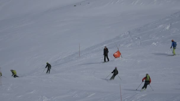 Personer Som Åker Skidor Skidbacke — Stockvideo