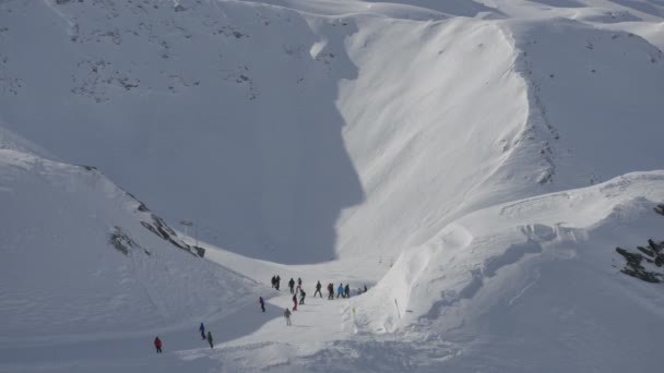 Gente Esquiando Entre Montañas — Vídeos de Stock