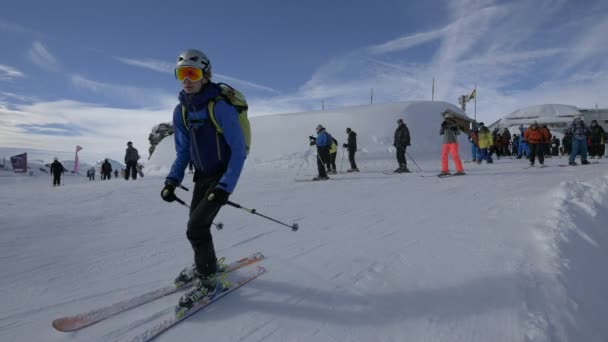 People Skiing Ski Slope — Stock Video