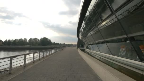 Een Steegje Bij Een Modern Gebouw — Stockvideo