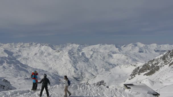 Skiërs Bovenop Een Berg Met Sneeuw — Stockvideo