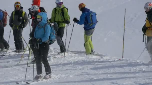 Vista Degli Sciatori Che Scalciano Neve — Video Stock