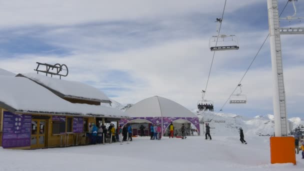 Mensen Een Chalet Met Sleeën — Stockvideo