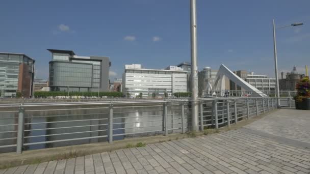 Uma Ponte Edifícios Modernos Glasgow — Vídeo de Stock