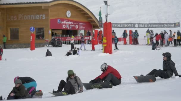 Snowboarders Αναπαύονται Στο Χιόνι — Αρχείο Βίντεο