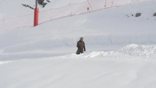 Hombre Snowboard Saltar Airbag — Vídeos de Stock