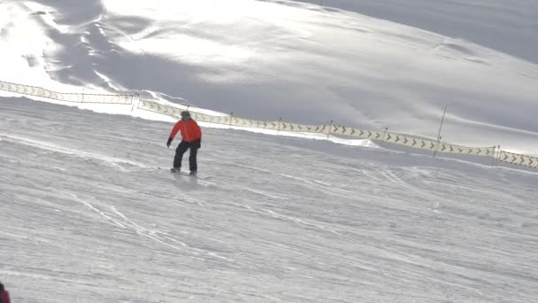 Mann Fährt Mit Snowboard Auf Skipiste — Stockvideo