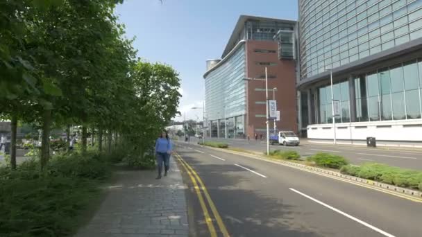 自行车道旁边的砖头人行道 — 图库视频影像