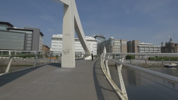 Puente Peatonal Blanco — Vídeos de Stock