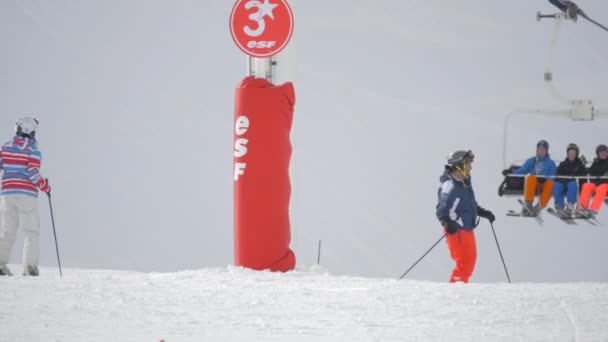 Люди Катаются Лыжах Креслах — стоковое видео