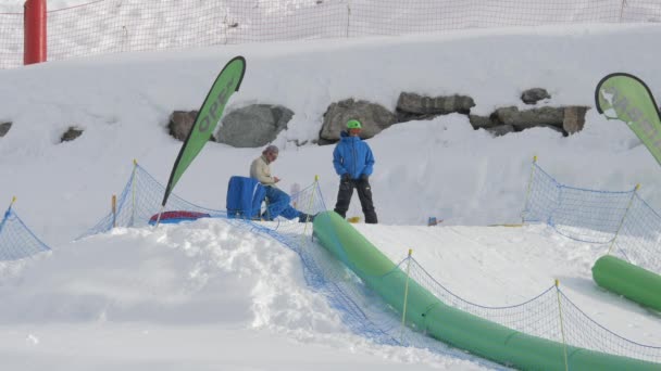 Man Met Snowboard Springen Een Grote Airbag — Stockvideo