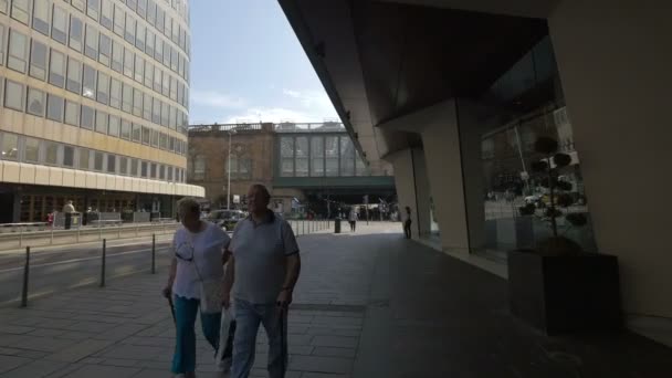 Chodnik Przy Budynku Dużymi Oknami — Wideo stockowe