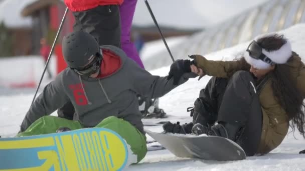 Bărbat Care Ajută Femeie Ridice Snowboard — Videoclip de stoc