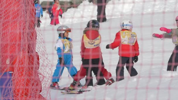 Chicas Jugando Estación Esquí — Vídeos de Stock