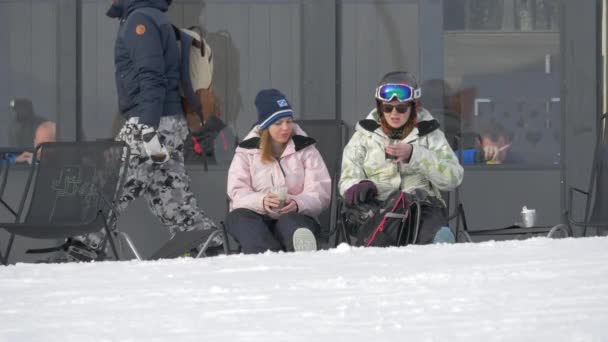 Femmes Avec Équipement Ski Assis Buvant — Video