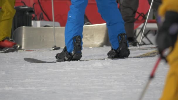 Nohy Stojící Snowboardu — Stock video