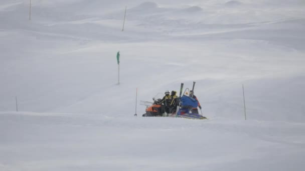 Zwei Personen Auf Einem Schneemobil — Stockvideo