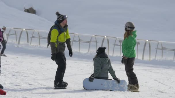 Tre Snøbrettkjørere Hviler Reiser Konsept – stockvideo