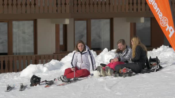 Mujeres Sentadas Nieve Hablando — Vídeos de Stock