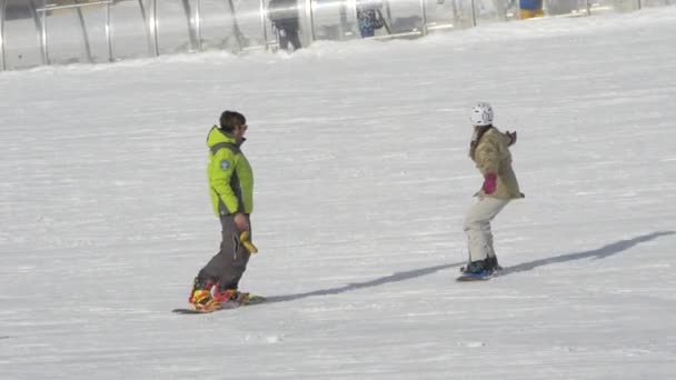 Kobieta Uczy Się Snowboardu — Wideo stockowe
