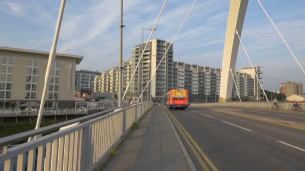 Straatverkeer Een Brug — Stockvideo