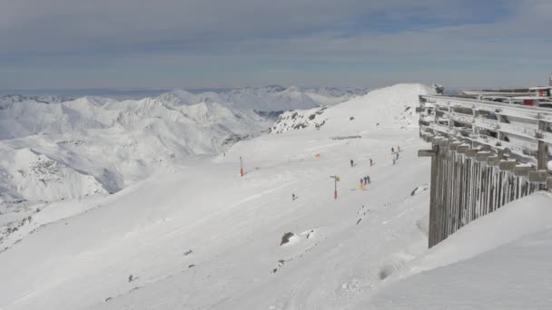 Gente Esquiando Una Pista Esquí Montaña — Vídeos de Stock