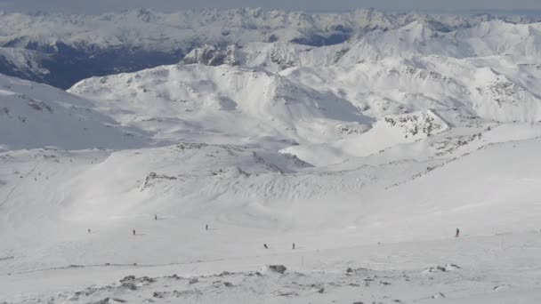 Gente Esquiando Una Pista Esquí Rodeada Montañas — Vídeo de stock