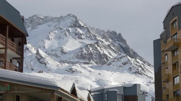 Montagne Avec Neige Vue Entre Les Bâtiments — Video