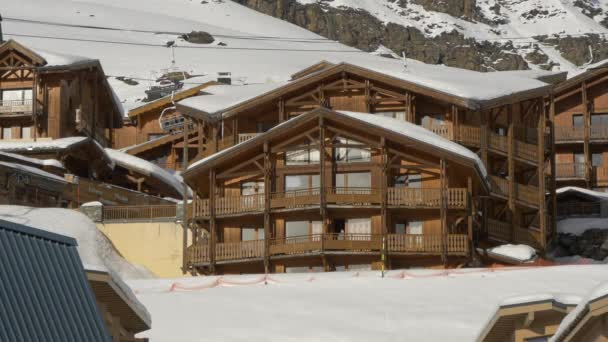 滑雪场的木制建筑 — 图库视频影像