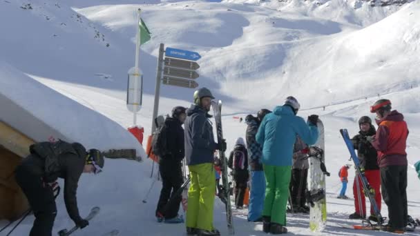 Skiërs Snowboarders Staande — Stockvideo