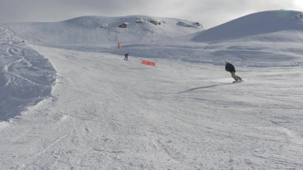 Άνθρωποι Που Κάνουν Σκι Μια Πλαγιά Του Σκι — Αρχείο Βίντεο