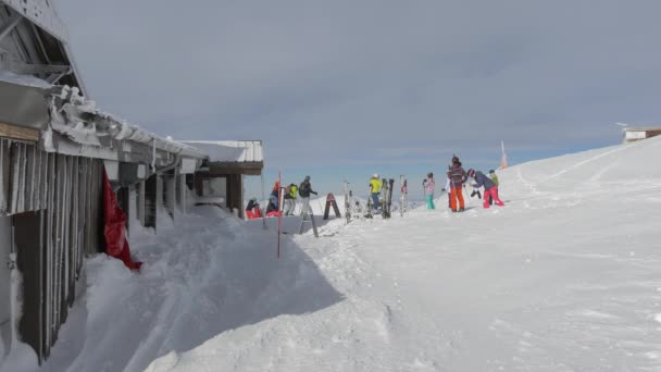 Menschen Bewegen Sich Auf Piste Skigebiet — Stockvideo