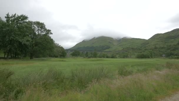 Skoçya Bulutlu Bir Günde Yeşil Bir Manzara — Stok video