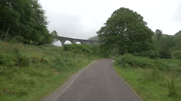 Glenfinnan Viyadük Yakınlarında Asfalt Bir Yol — Stok video