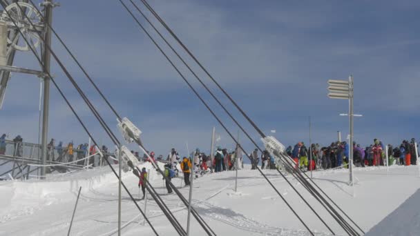 Muitas Pessoas Andando Uma Estância Esqui — Vídeo de Stock