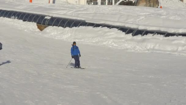 Mann Beim Skifahren Hang — Stockvideo