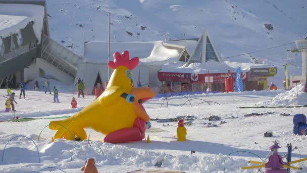 Chicken Mascot Ski Resort — Stock Video