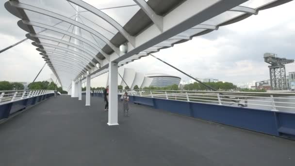一座人行天桥和现代建筑 — 图库视频影像