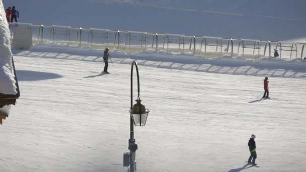 Mensen Skiën Een Skipiste — Stockvideo