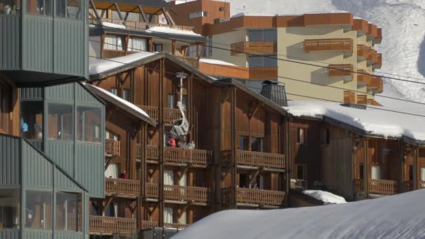 スキー場に建物やチェアリフト — ストック動画