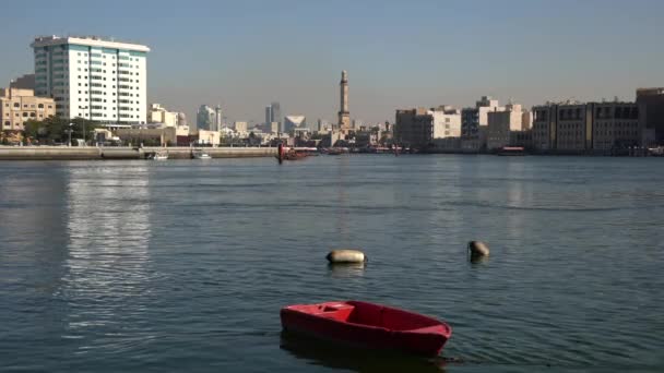 Rode Boot Afgemeerd Dubai Creek — Stockvideo