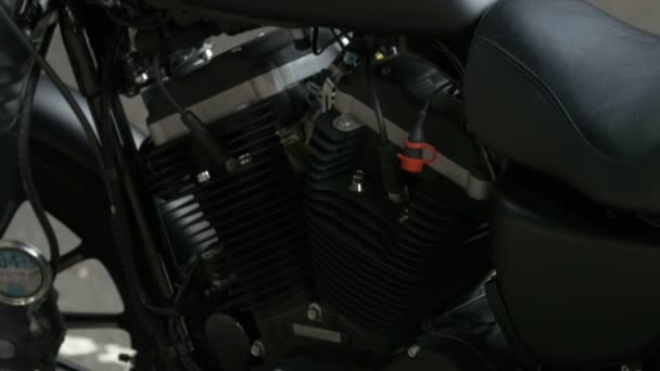 Ein Motorradmotor Und Ein Kraftstofftank — Stockvideo