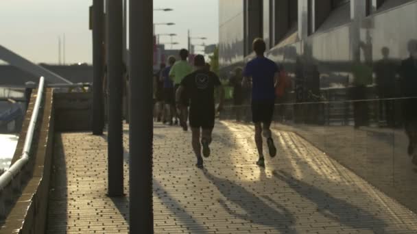 在码头上跑步者的镜头 — 图库视频影像
