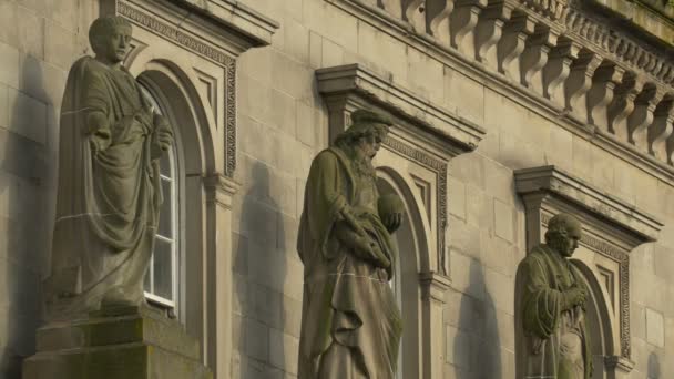 Tres Estatuas Edificio — Vídeos de Stock