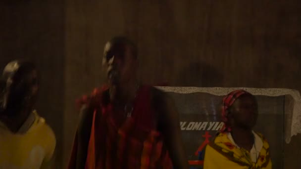 Hombres Mujeres Masai Cantando Bailando — Vídeo de stock