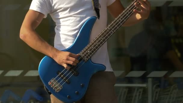 Inclinaison Bassiste Dans Une Rue — Video
